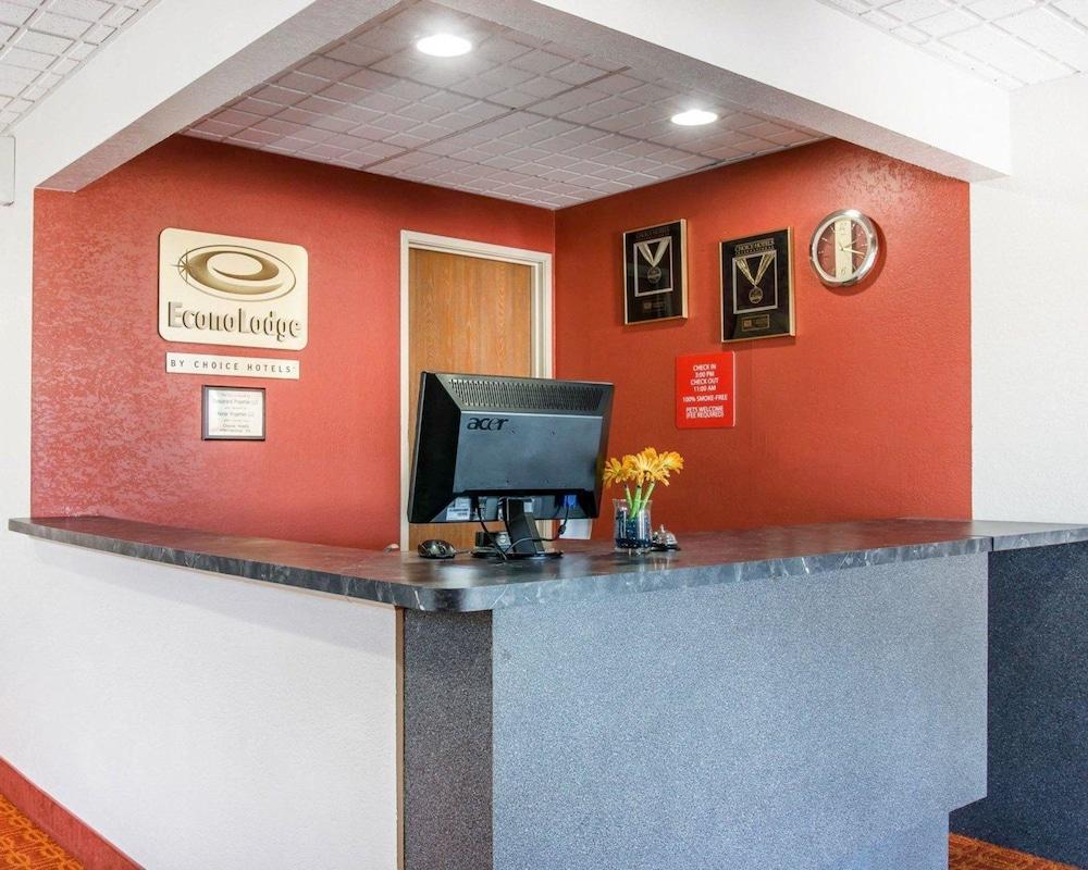 Econo Lodge Cadillac By Choice Bagian luar foto