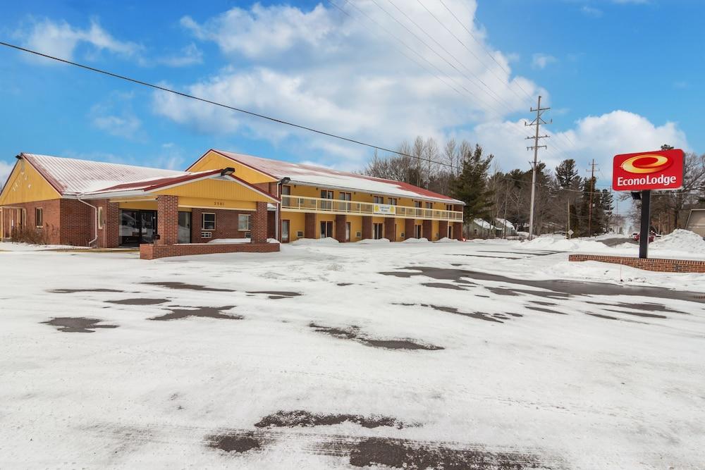 Econo Lodge Cadillac By Choice Bagian luar foto