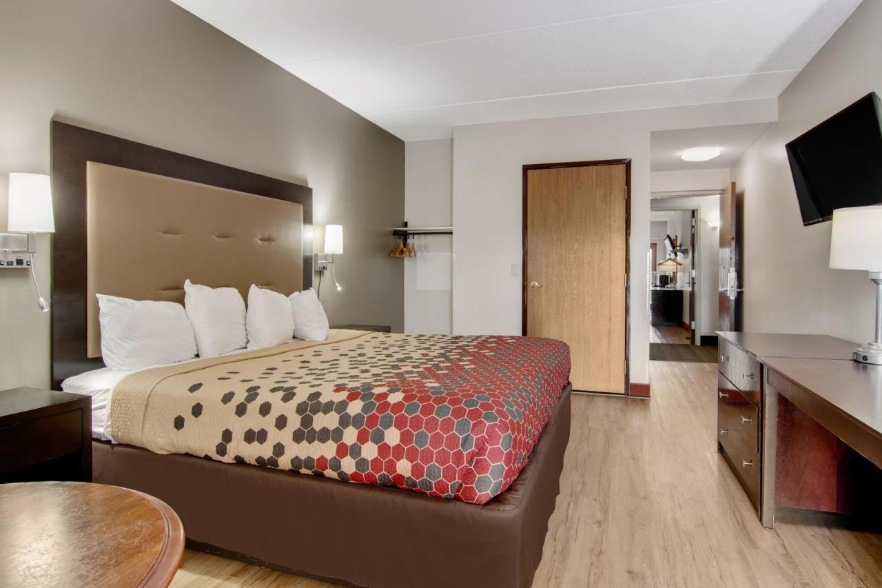 Econo Lodge Cadillac By Choice Bagian luar foto