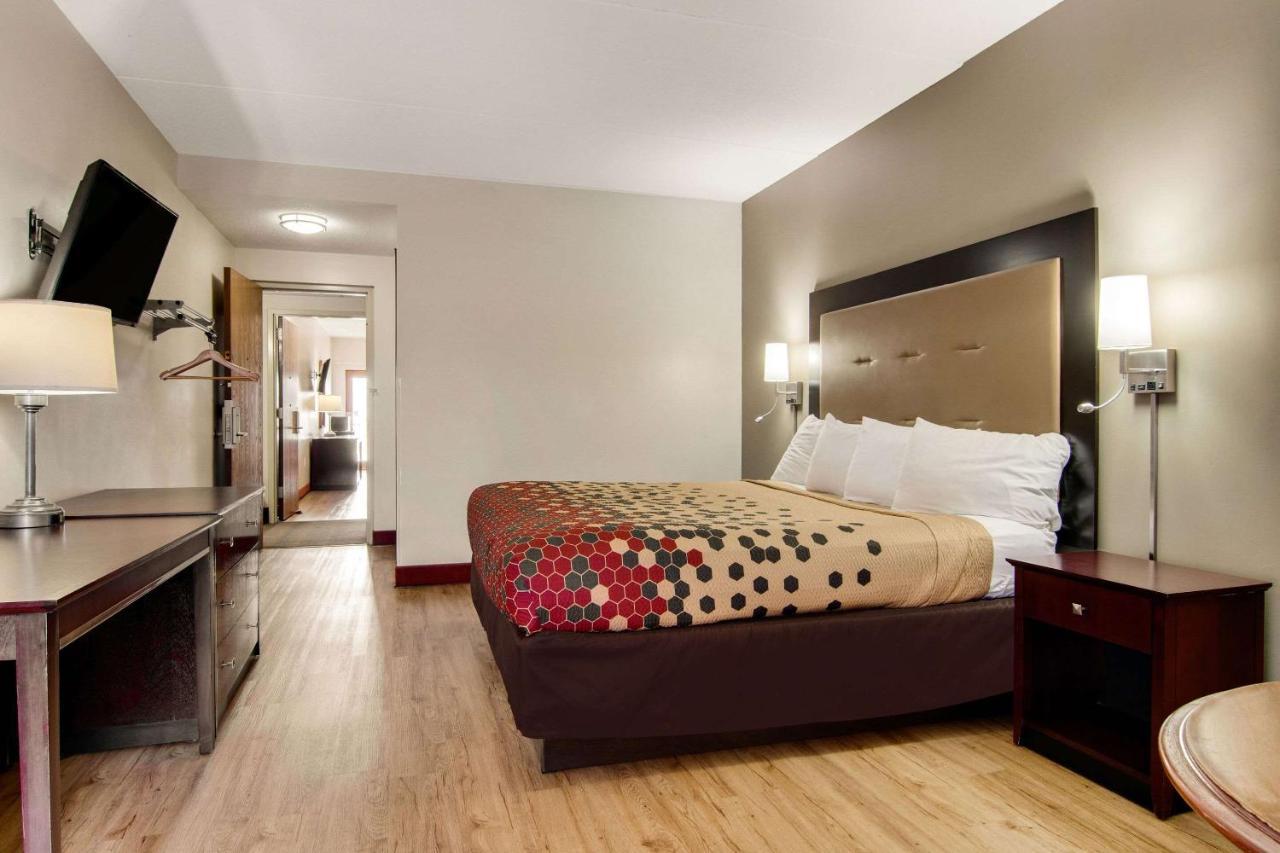 Econo Lodge Cadillac By Choice Bagian luar foto