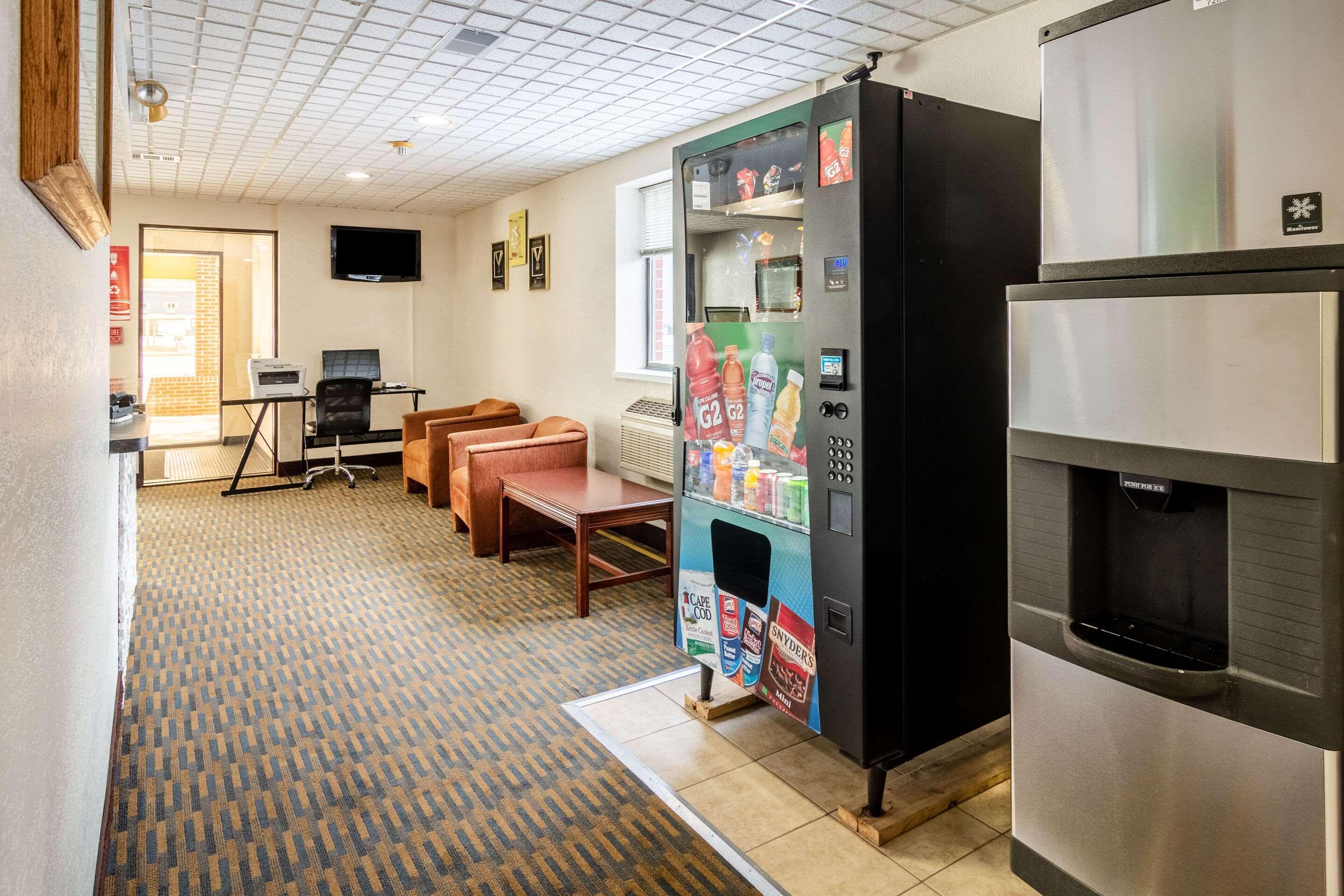 Econo Lodge Cadillac By Choice Bagian luar foto