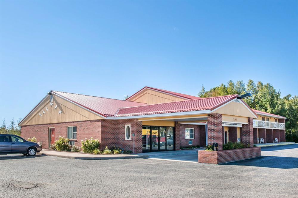 Econo Lodge Cadillac By Choice Bagian luar foto