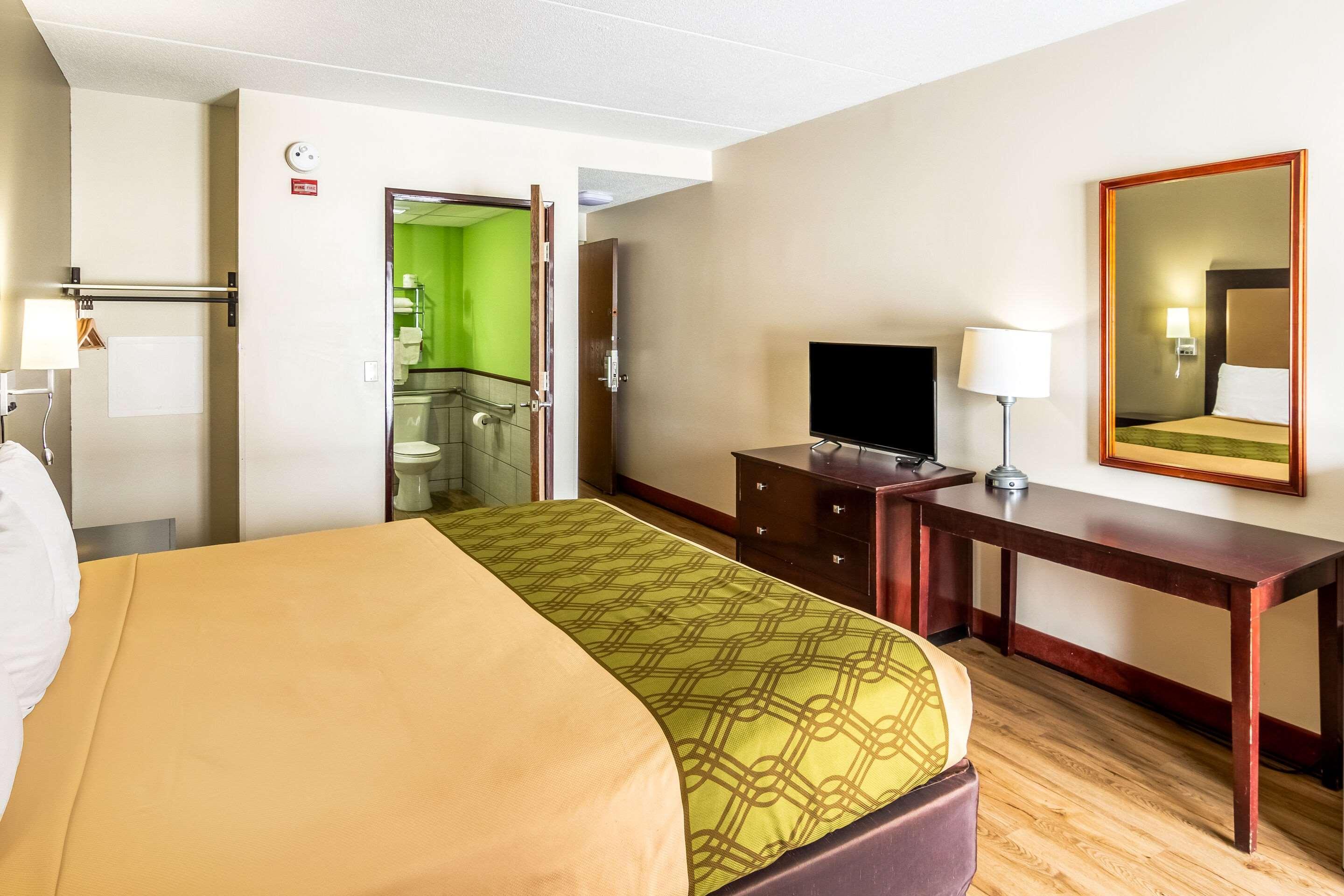 Econo Lodge Cadillac By Choice Bagian luar foto