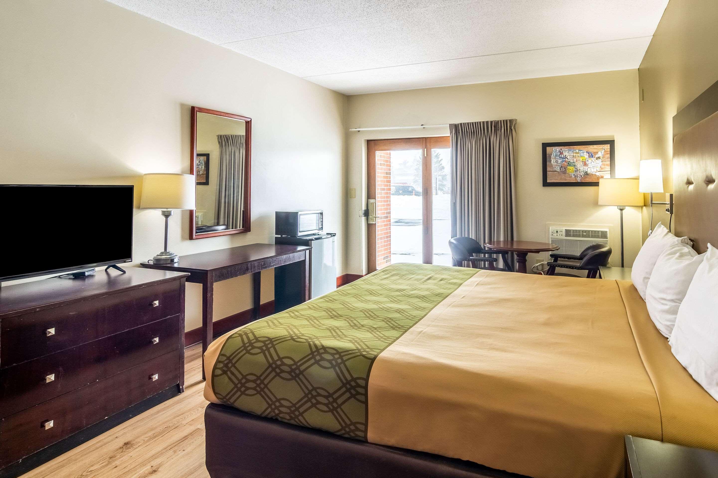 Econo Lodge Cadillac By Choice Bagian luar foto