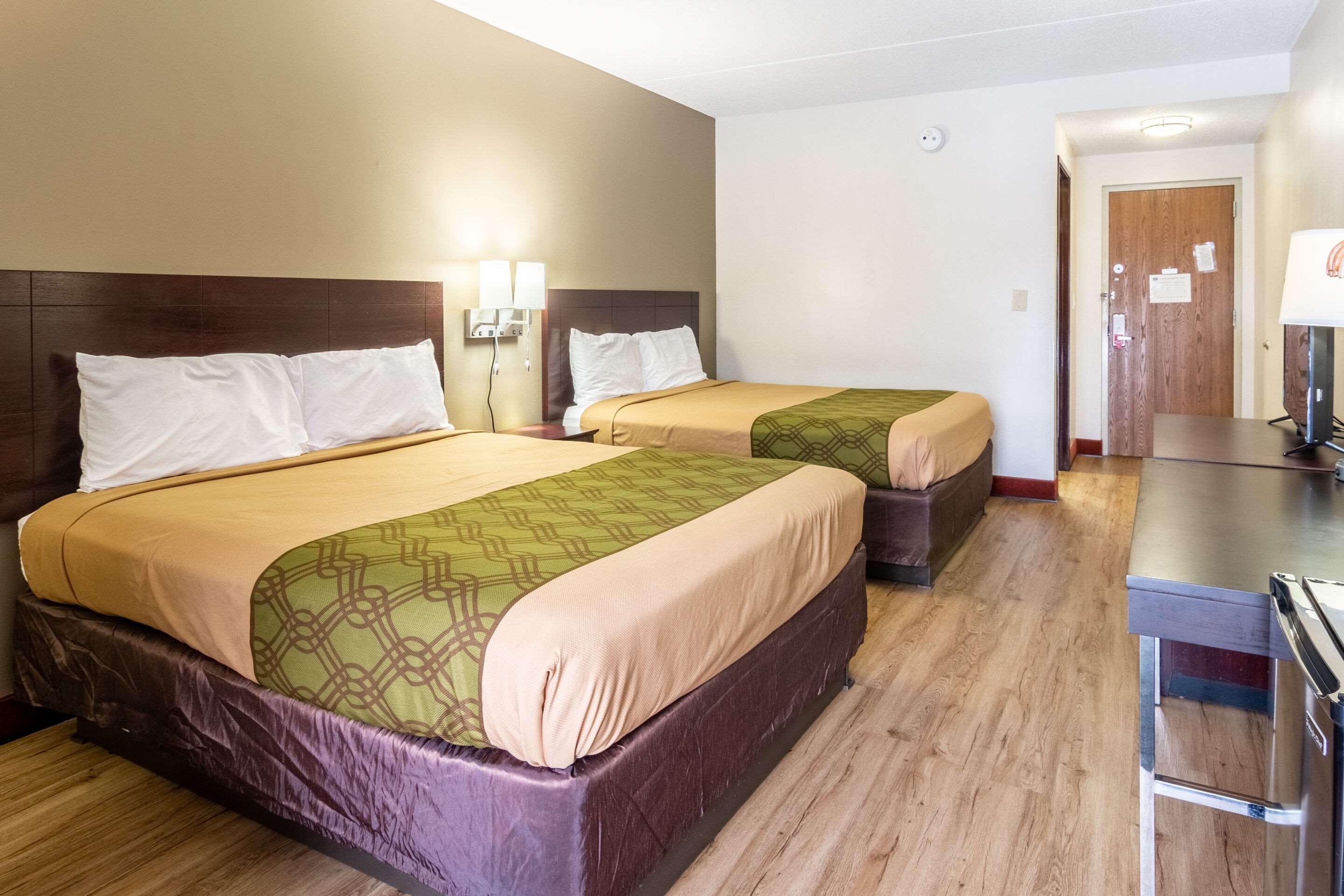 Econo Lodge Cadillac By Choice Bagian luar foto