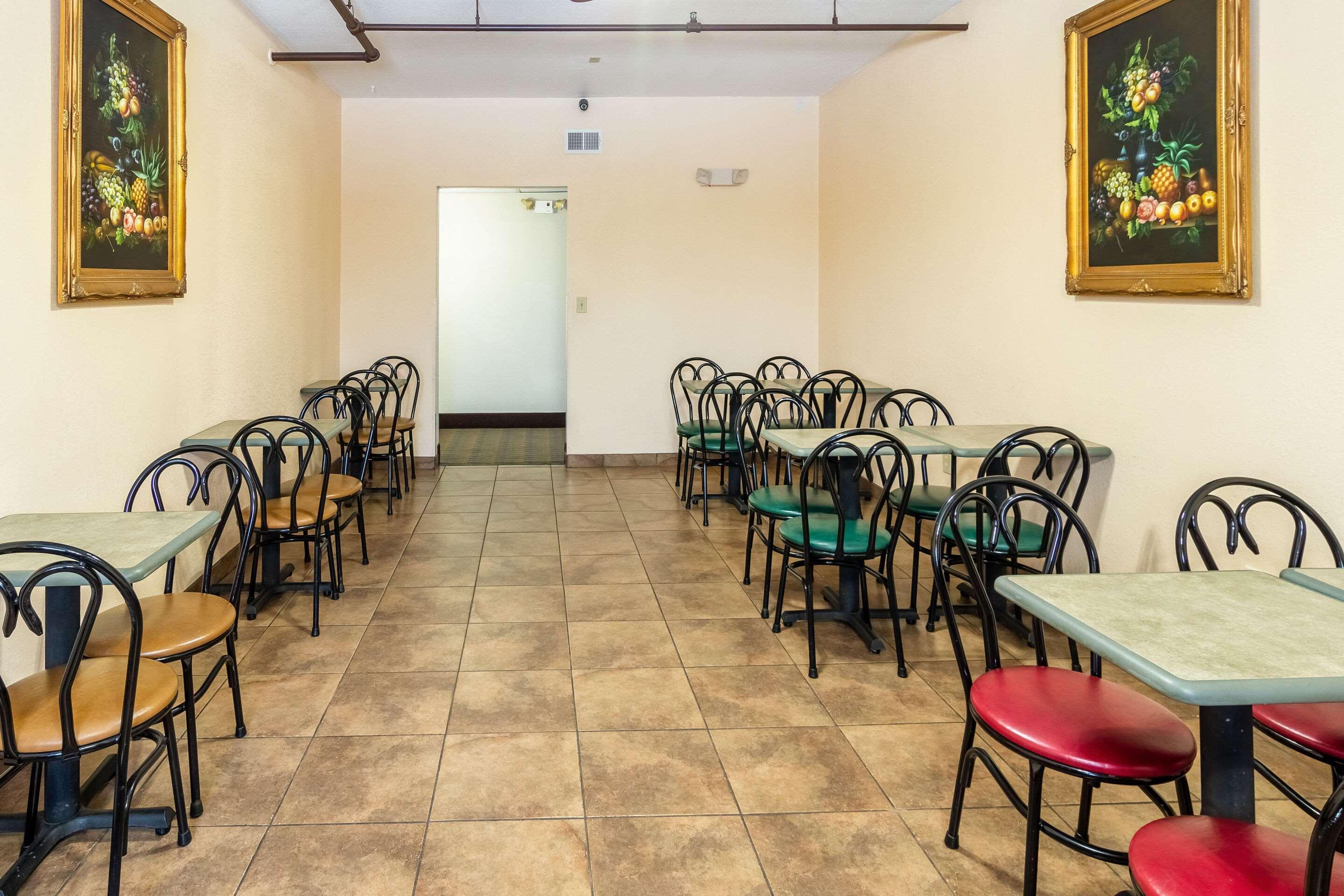 Econo Lodge Cadillac By Choice Bagian luar foto