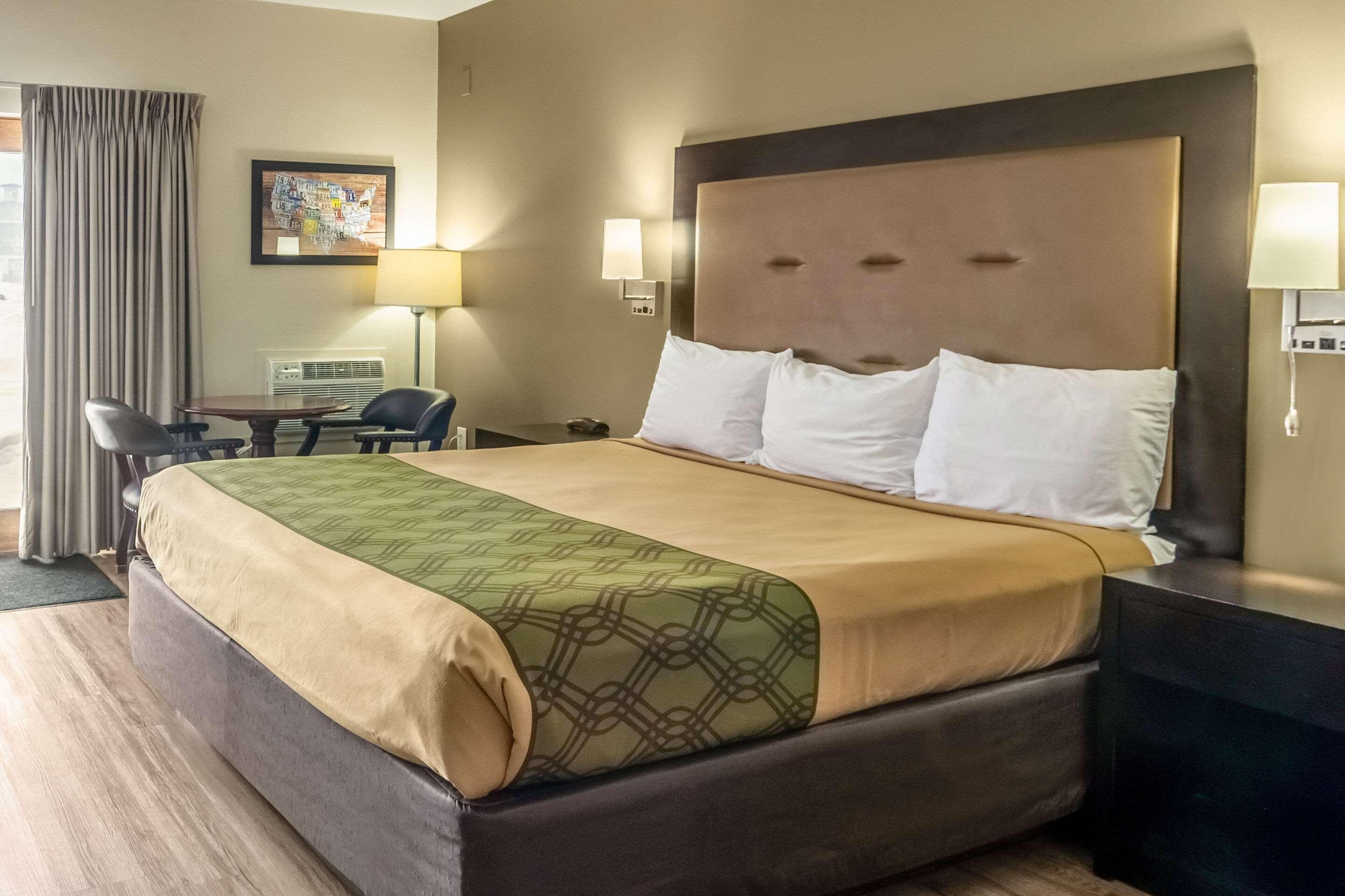 Econo Lodge Cadillac By Choice Bagian luar foto