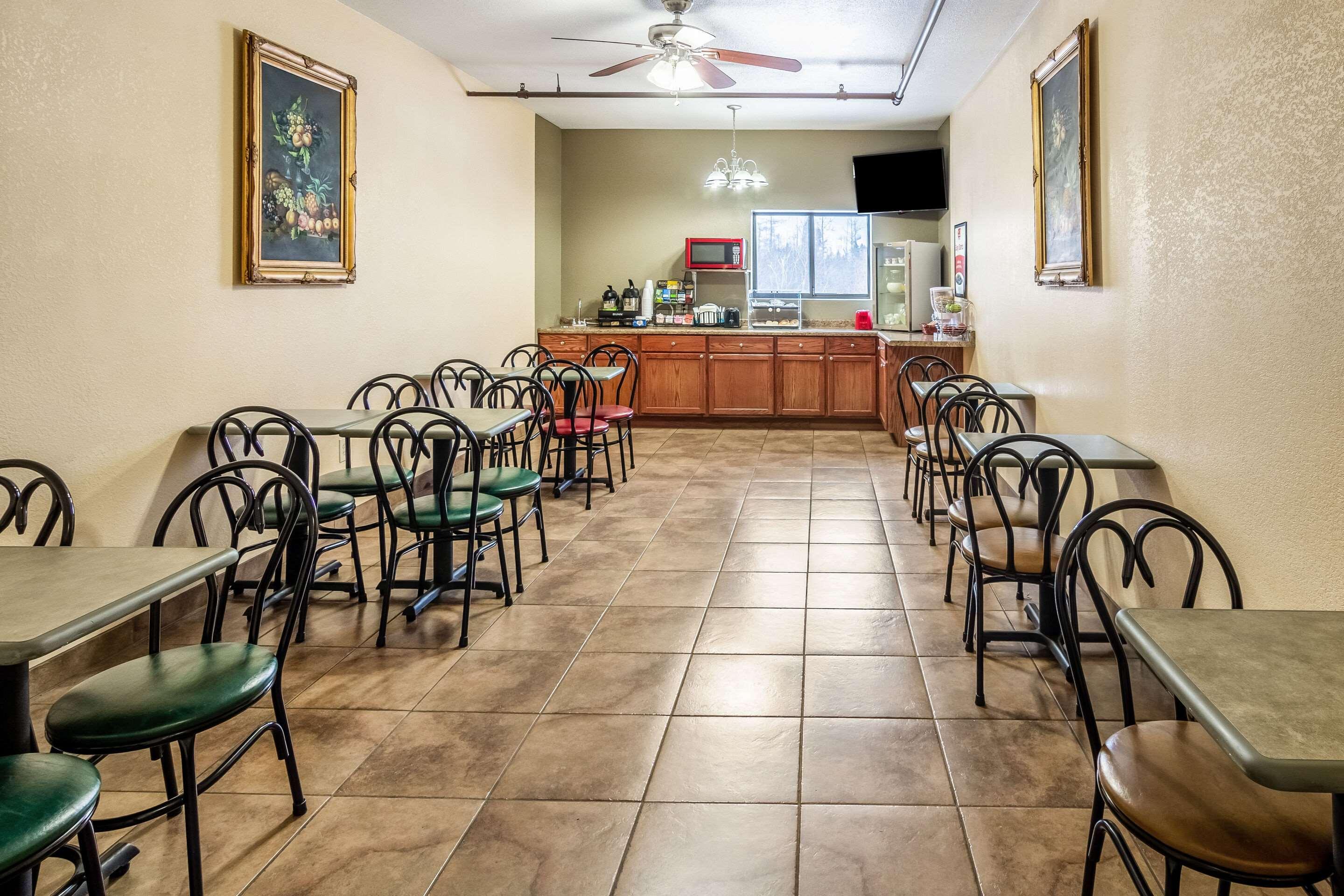 Econo Lodge Cadillac By Choice Bagian luar foto