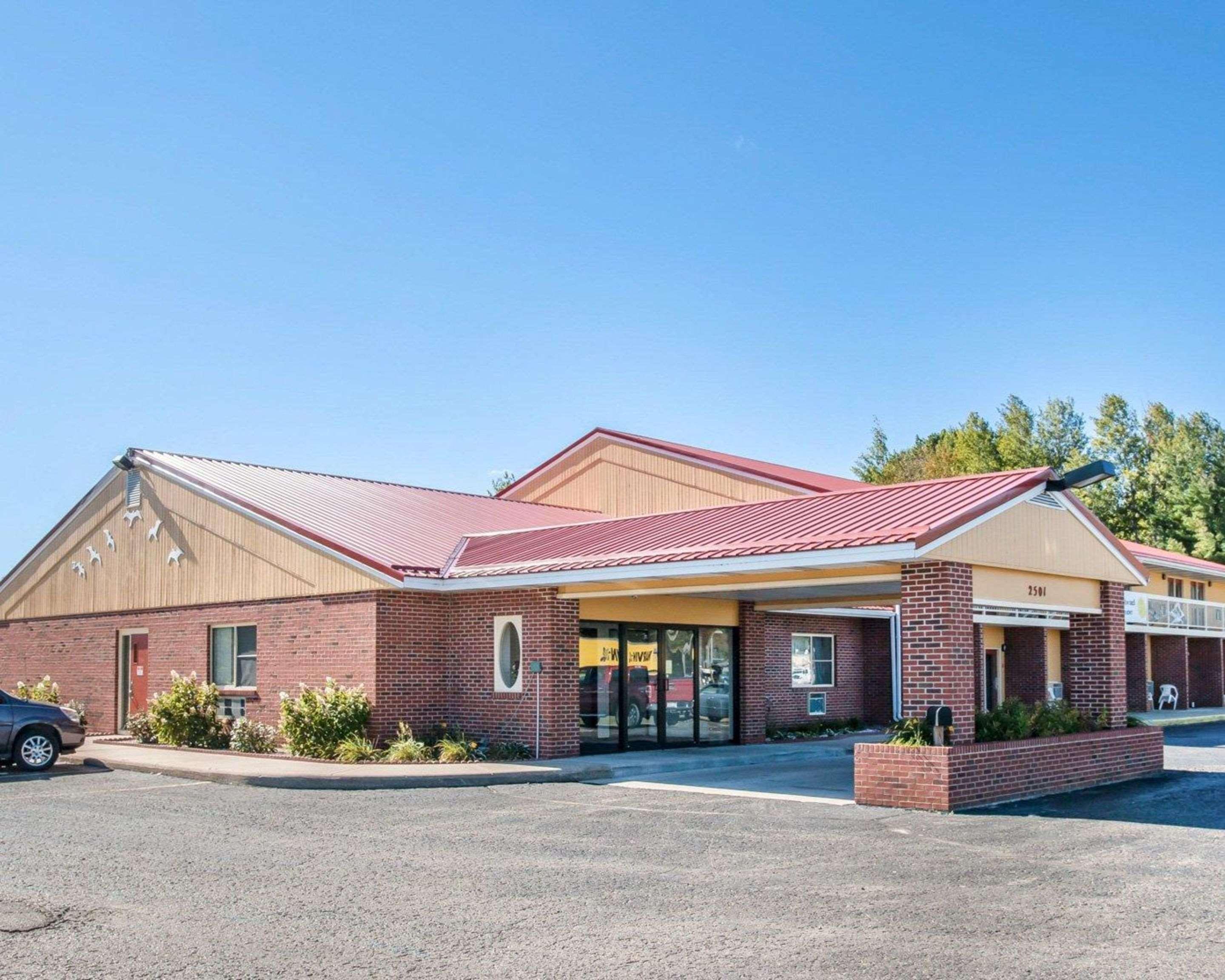 Econo Lodge Cadillac By Choice Bagian luar foto