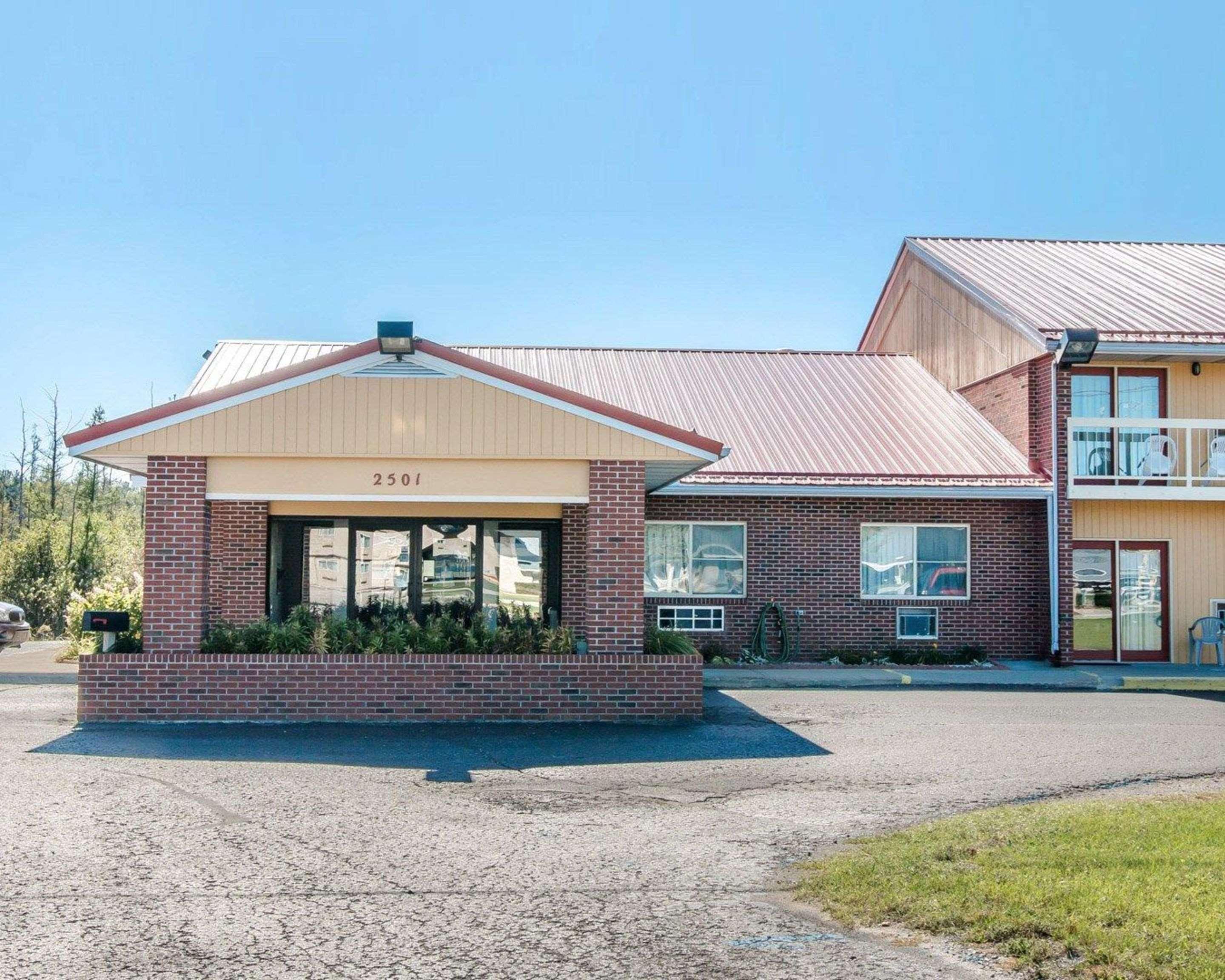 Econo Lodge Cadillac By Choice Bagian luar foto