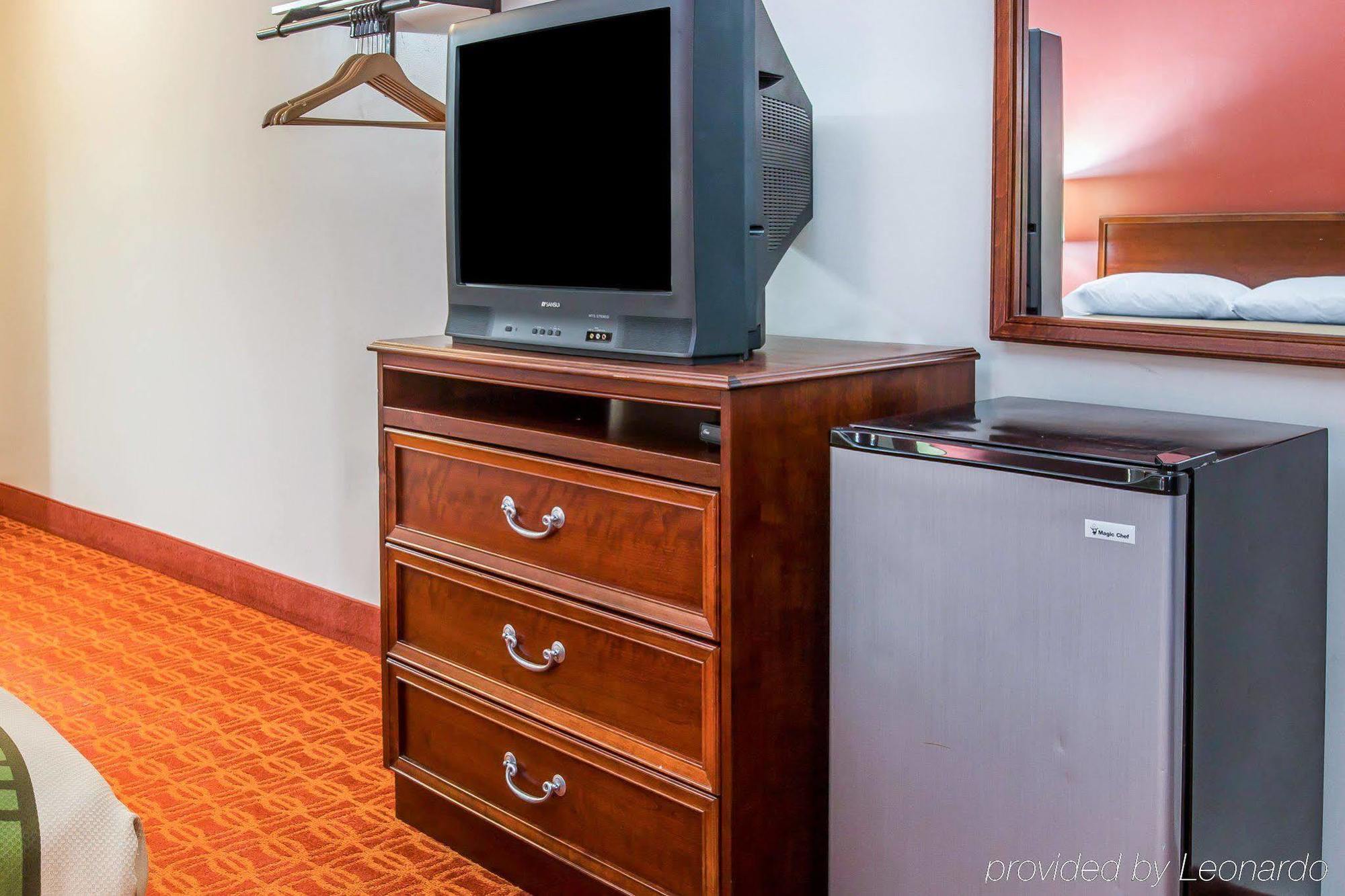 Econo Lodge Cadillac By Choice Bagian luar foto