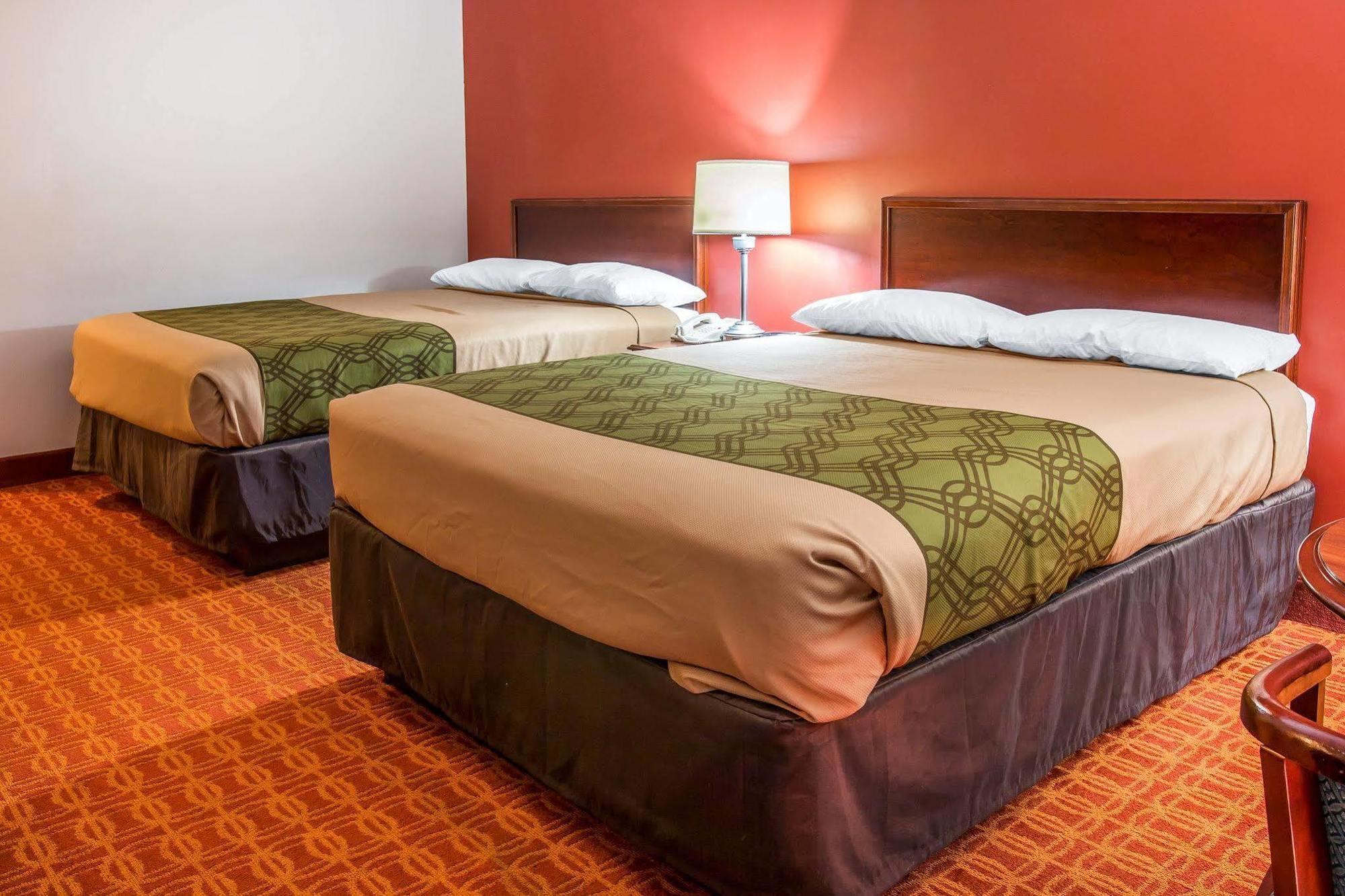 Econo Lodge Cadillac By Choice Bagian luar foto